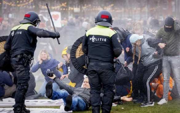 Дубинки и водомёты: В Гааге полиция жёстко разогнала протестующих против карантина (ФОТО, ВИДЕО) | Русская весна