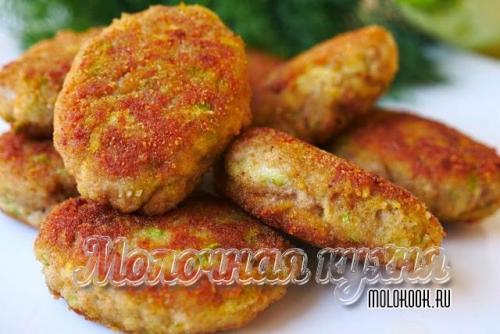 Пошаговые этапы приготовления куриных котлет с кабачком. 