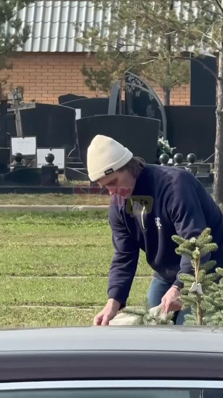 Привез ее любимые розы: муж Анастасии Заворотнюк, Петр Чернышев, приехал на могилу актрисы в день ее рождения рождения, прекрасная, появился, актрисы, Заворотнюк, сериала, могло, исполниться, нашей, Анастасии, Сегодня, также, могиле, безусловно, рядом, всегда, фигурист, потому, после, сыном