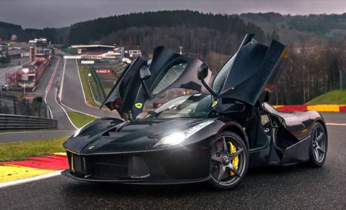 Сорванец LaFerrari - лучший автомобиль современности.