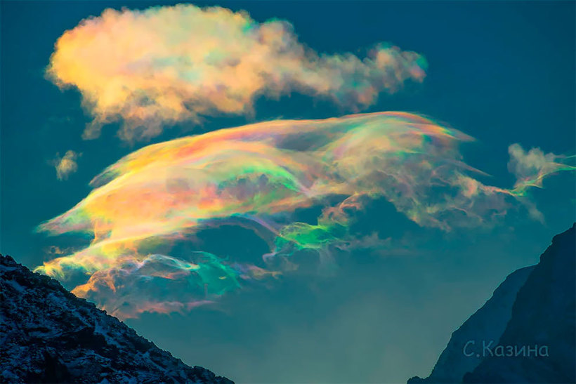 Фотограф запечатлел редкие эфирные облака в Сибири Казина, солнцем, пузыри, мыльные, напоминает, явление, оттенками, Своими, луной, появилась, разводы, совсем, находится, когда, видимым, становится, облаке, происходит, рядом, масла