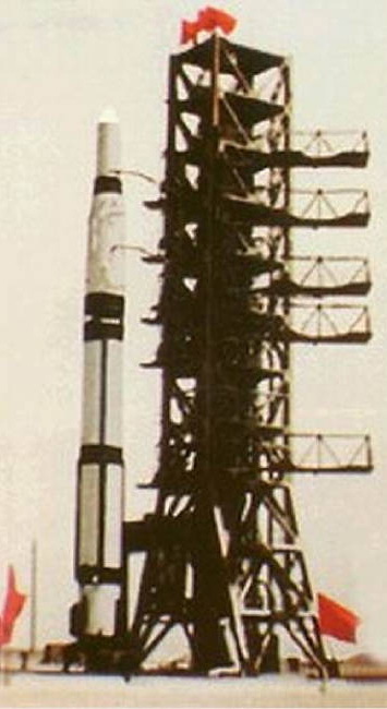 ​Трёхступенчатая ракета-носитель «Чанчжэн» на стартовом комплексе полигона Цзюцюань, 1970 год chinaspaceflight.org - «Божественный корабль» | Warspot.ru