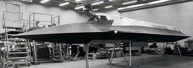 Макет носовой части серийного F-12B.