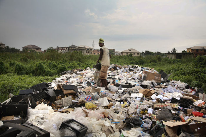 Мусор в Нигерии. Фото: Corbis. Мусор в Нигерии. Фото: Corbis.