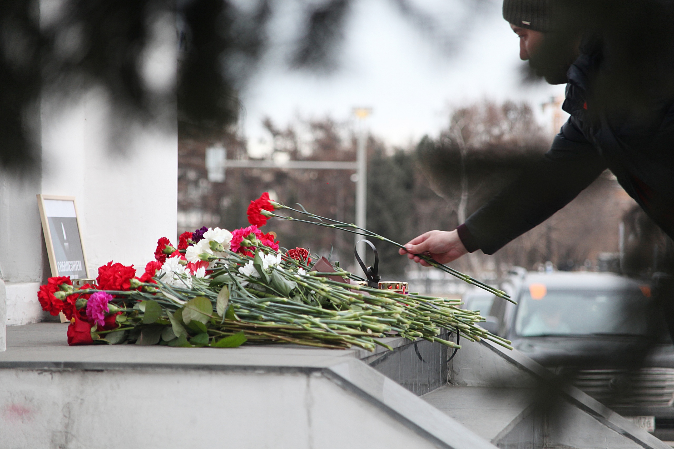 Иркутяне весь день 23 марта несли цветы к стихийному мемориалу в память о жертвах теракта