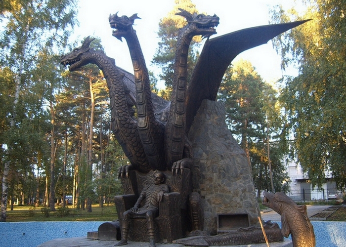 Памятник Змею Горынычу./Фото: megachtivo.ru