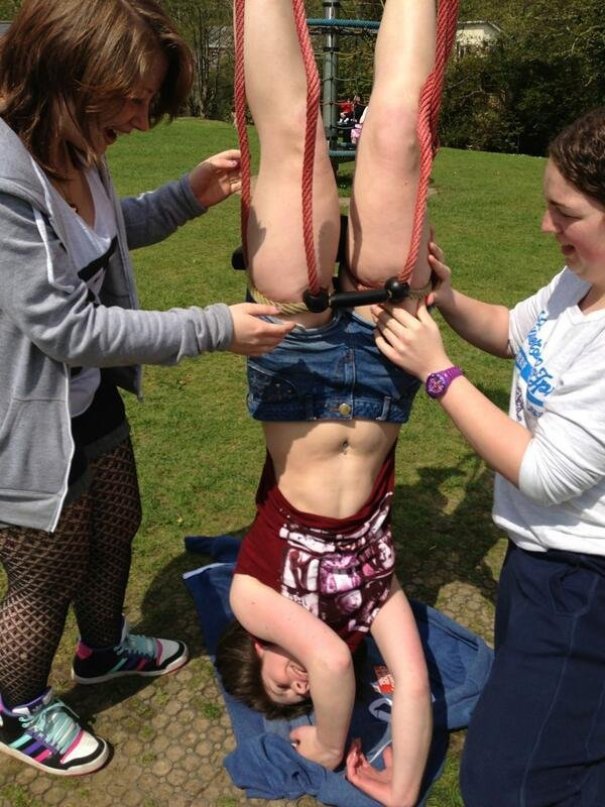 Как взрослые люди застревают в детских качелях: 10+ весёлых фотографий 