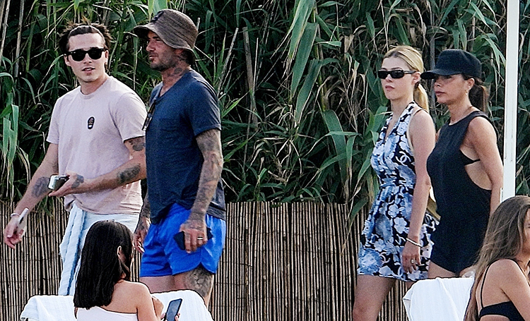 Велопрогулки, ужины при свечах и игра в футбол: как проходят каникулы семейства Бекхэм в Италии