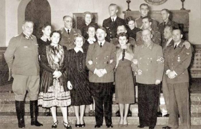 В резиденции Гитлера. Ева Браун слева от Гитлера, Гретль Браун - справа / Фото: allthatsinteresting.com