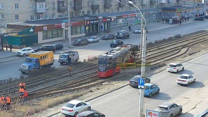 Движение трамваев изменили в центре Барнаула из-за схода вагона у Нового рынка