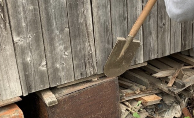 Железный ящик использовали в виде подпорки под дачей 35 лет. Мужчина взял болгарку и решил посмотреть, что внутри Железный ящик использовали в виде подпорки под дачей 35 лет. Мужчина взял болгарку и решил посмотреть, что внутри Культура