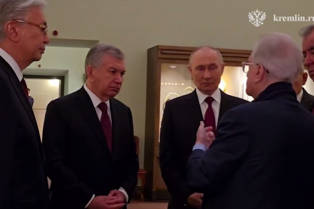 Путин провел экскурсию по Эрмитажу для лидеров СНГ