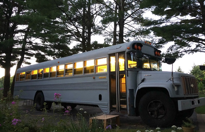 Студент в качестве дипломного проекта превратил школьный автобус в крошечный дом для дома и дачи,мастер-класс