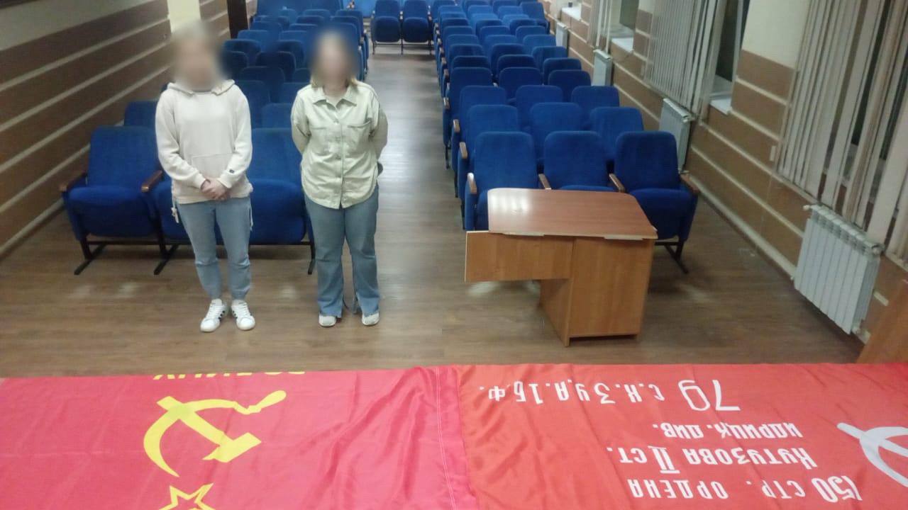 Две жительницы Самары похитили копию Знамени Победы в Сочи