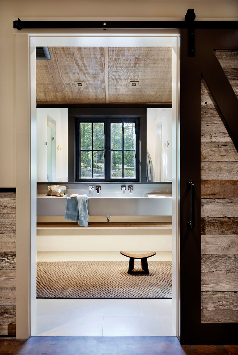 Собственный причал и ванная с видом на лес: загородный дом в США дом в лесу