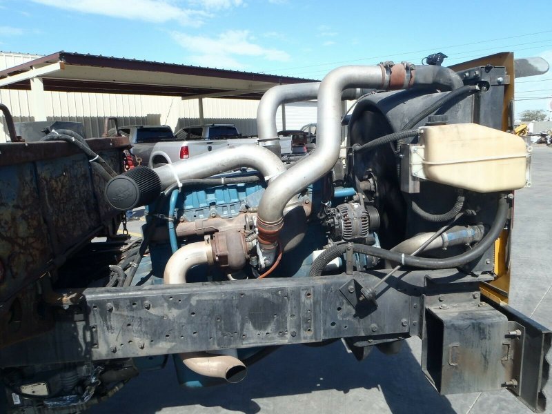 Сумасшедший рэт-род с дизельным двигателем на базе школьного автобуса Сумасшедший рэт-род с дизельным двигателем на базе школьного автобуса