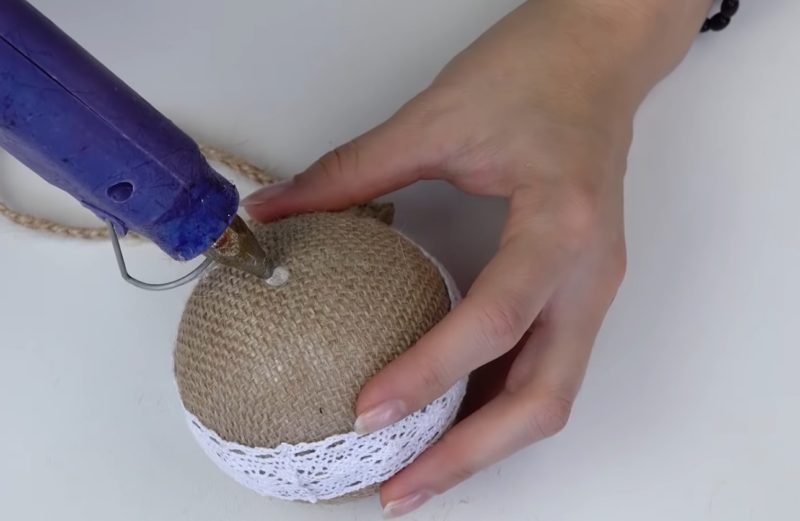 Отличные идеи, что можно сделать из мешковины и пенопластового шарика Отличные идеи, что можно сделать из мешковины и пенопластового шарика интерьер,переделки,рукоделие,своими руками,сделай сам