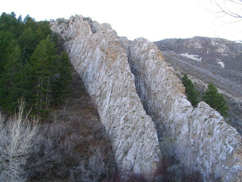Известняковые скалы выглядят так, будто кто-то разрубил гору топором. Фото: Ken Lund / flickr.com