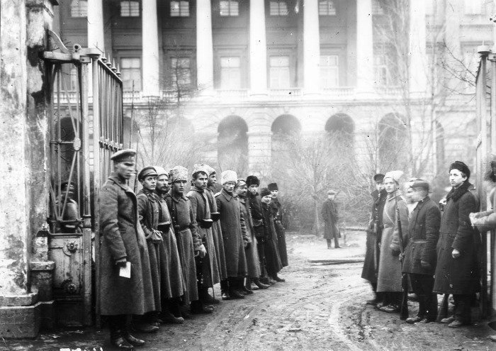 Красногвардейцы у ворот Смольного. Ноябрь 1917 года.