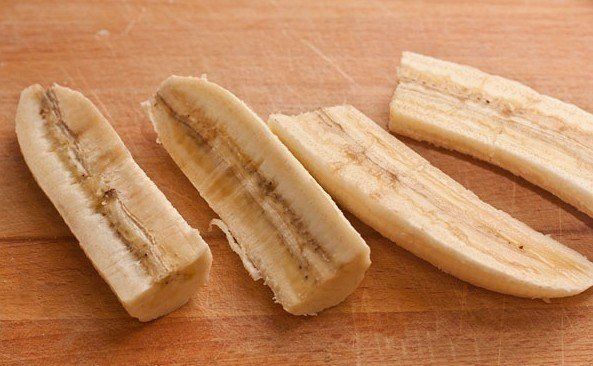 Бананы поджаренные на сливочном масле бананы, сковороде, пополам, затем, очень, Зачастую, кусочек, стороной, плоской, Выложите, топлёного, всего, лучше, масла, сливочного, антипригарным, растопите, покрытием, среднем, разогретой