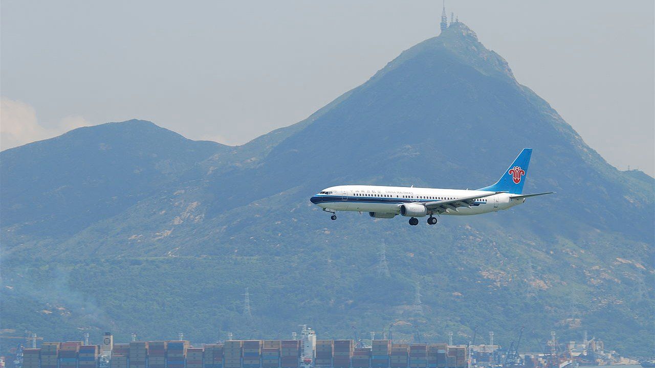 Самолет в китай. На юге Китая Boeing 737. Пассажирский Боинг 737 Китай видео. Боинг 747 КНР. Самолет Боинг Китай.