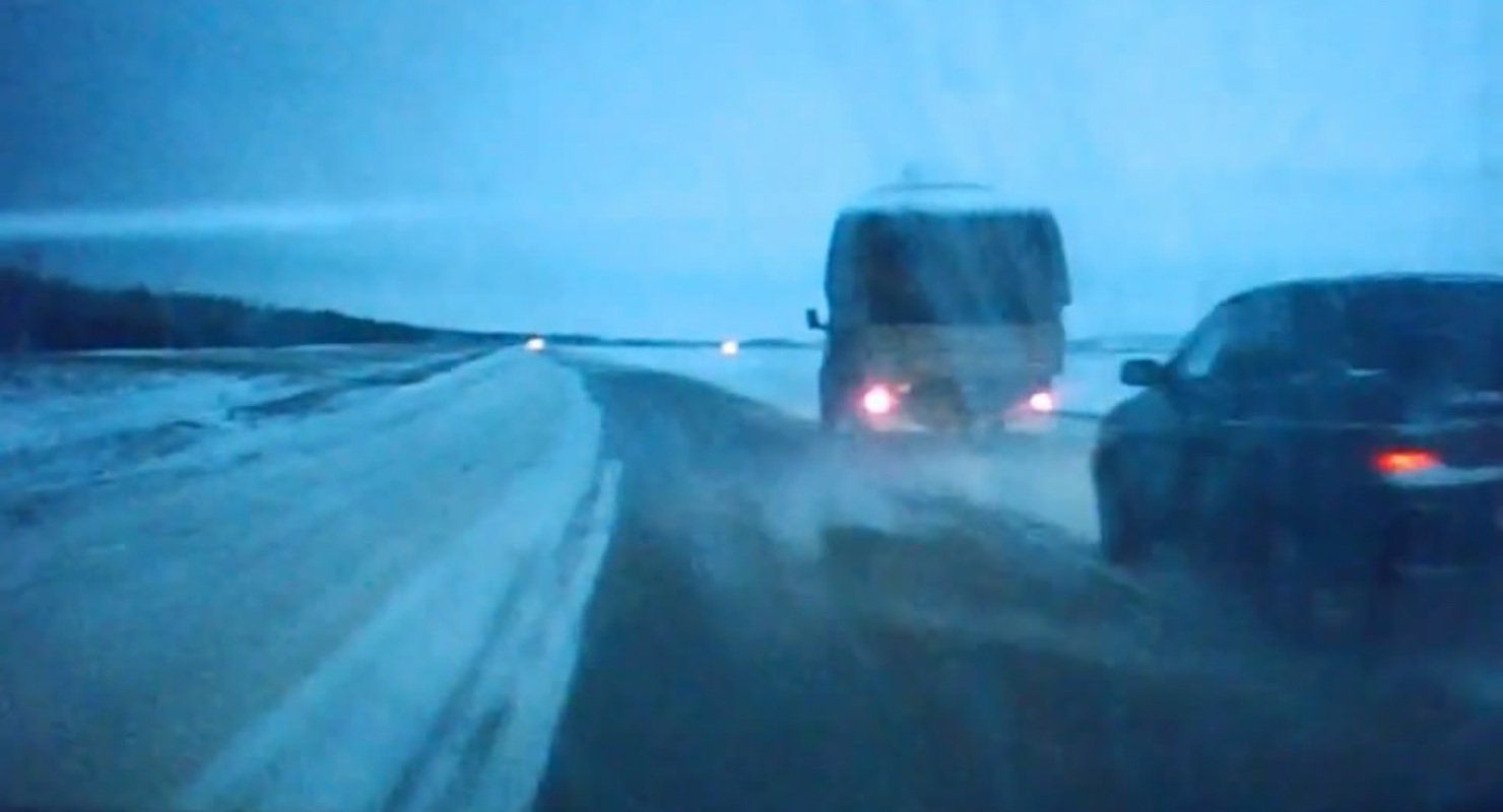 Обгон на заснеженной трассе — как не попасть в аварию