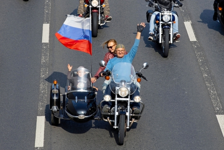 На фото: байкер едет с членами семьи на мотоцикле с коляской «Урал» советского производства во время традиционного мотофестиваля в Москве