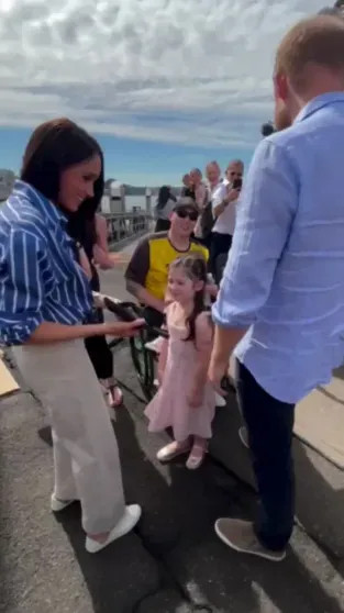 Меган Маркл опубликовала видео из поездки в Австралию, за которую их с принцем Гарри раскритиковали Меган, видео, МарклКадры, Гарри, также, Маркл, поездку, время, больницу, визита, детскую, попытке, Дианы, обвинили, детей, критикуют, тысяч, вызвали, выжившими, назвали