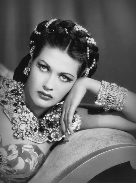 Таинственная голливудская красавица Ивонн де Карло в образе восточной красавицы.