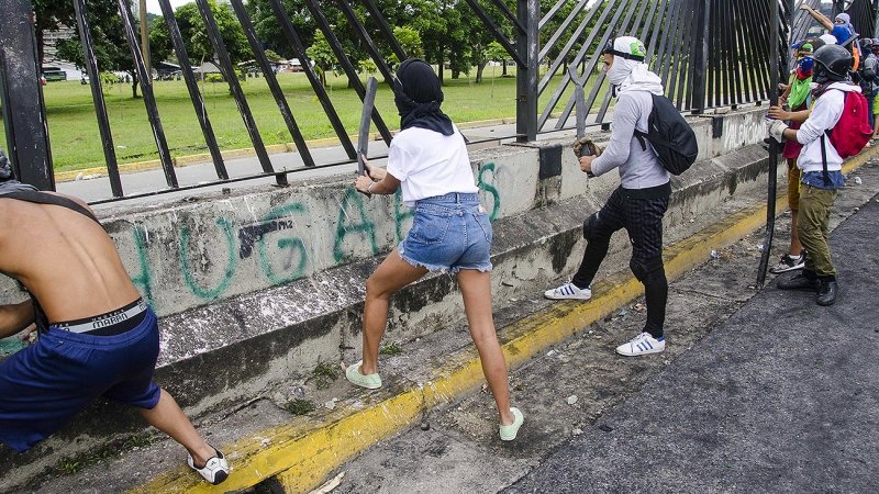Сторонники Мадуро ворвались в парламент Венесуэлы и устроили погром