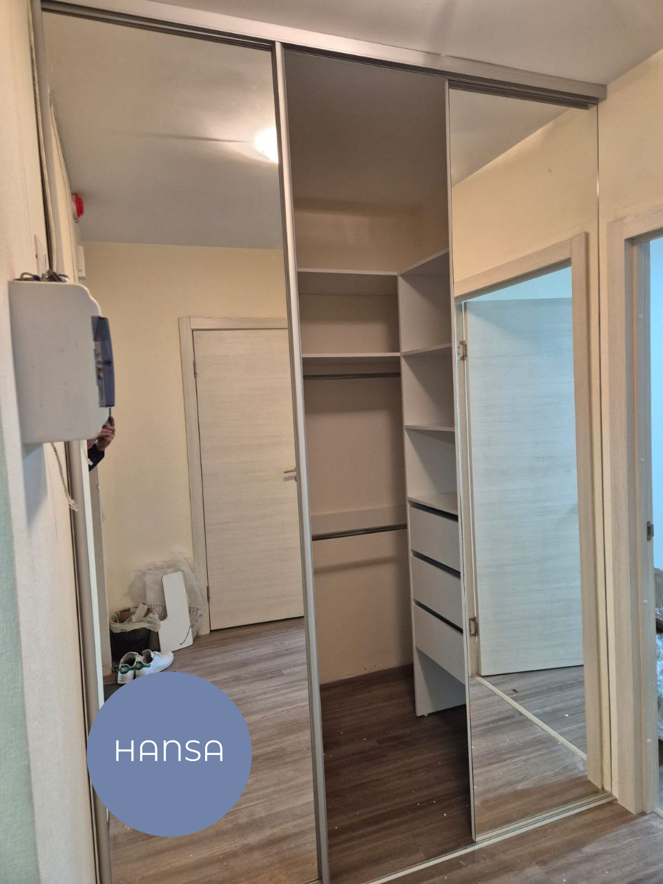 Шкаф-купе на заказ от производителя с зеркалом от Ханса Мебель