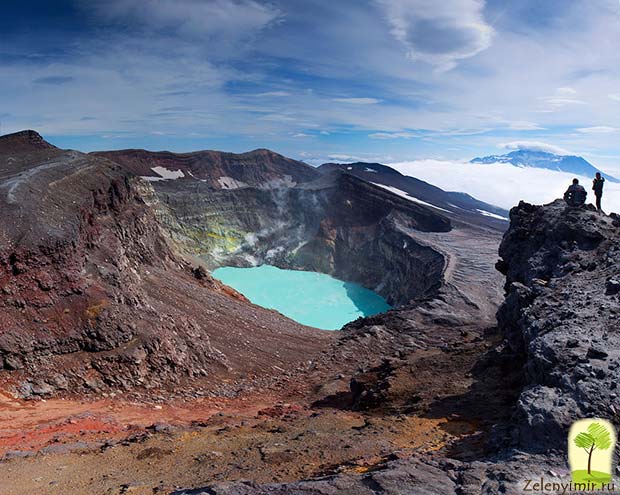 Устрашающий вулкан Малый Семячик с кислотным озером. Камчатка, Россия 