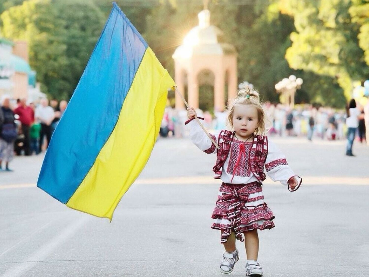 Фото детей украины. Дети Украины. Ребенок с украинским флагом. Флаг Украины. День прапора України.