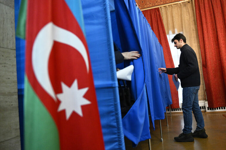 Очереди, слезы и победа: как проходили выборы президента Азербайджана