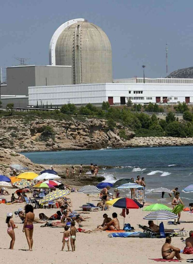 Старейшая атомная электростанция «Вандельос» в Каталонии рядом с пляжем