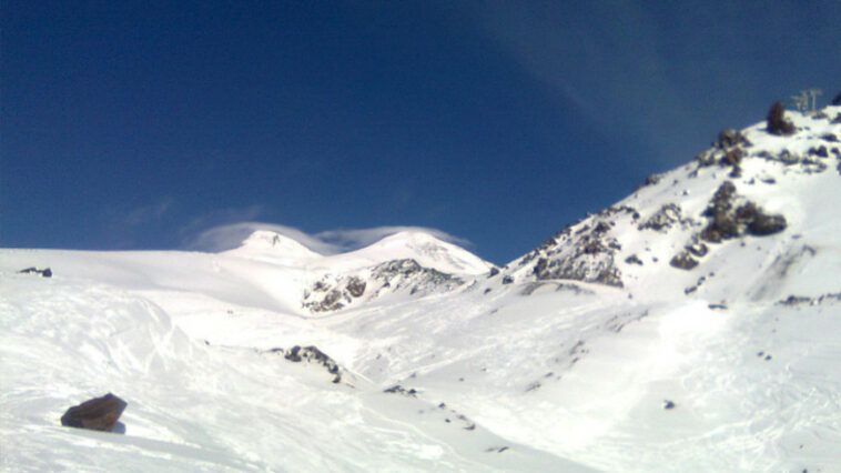 Пропавшего на Эльбрусе альпиниста ищут уже около суток
