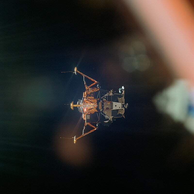 Лунный модуль «Орёл» на орбите вокруг Луны после расстыковки с командным модулем «Колумбия»