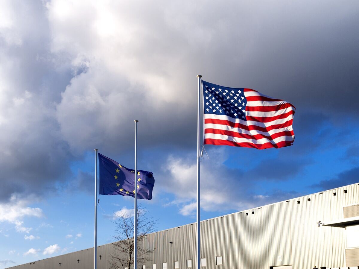    Флаги США и Евросоюза© Fotolia / hansenn