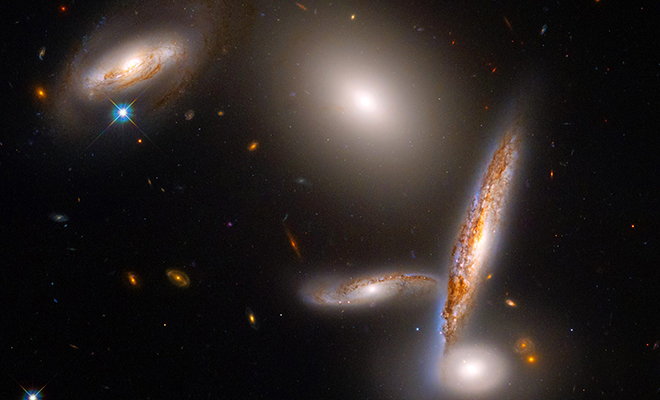 Телескоп Хаббл заснял, как пять галактик приблизились друг к другу, словно для разговора