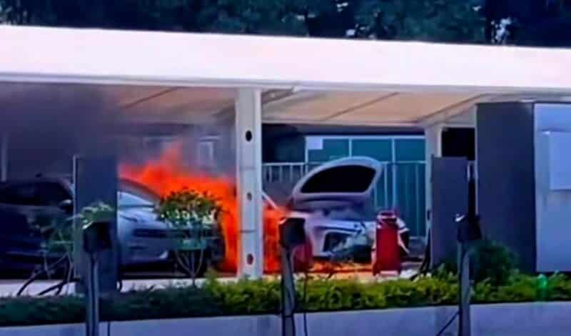 Электромобиль Neta загорелся во время движения, не первый раз в Китае