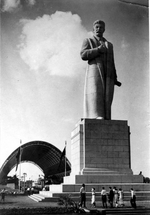 Гигантский 25-метровый памятник Иосифу Сталину на ВСХВ (в теперешнем времени ВДНХ).