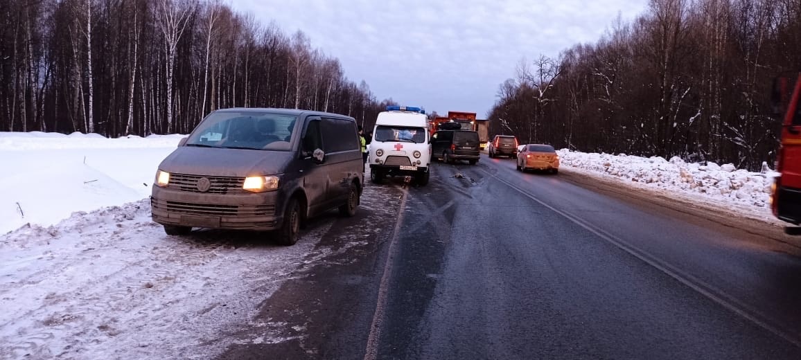 Водитель уснул за рулём на трассе М-5 в Челябинской области и устроил массовое ДТП