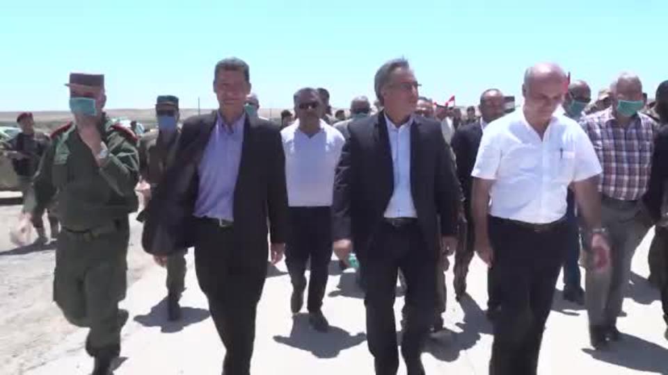 Башар асад алеппо. Памятник российскому солдату в сирии. Аэродром хмеймим сирия. Памятник российскому солдату в сирии. В сирии открыто.