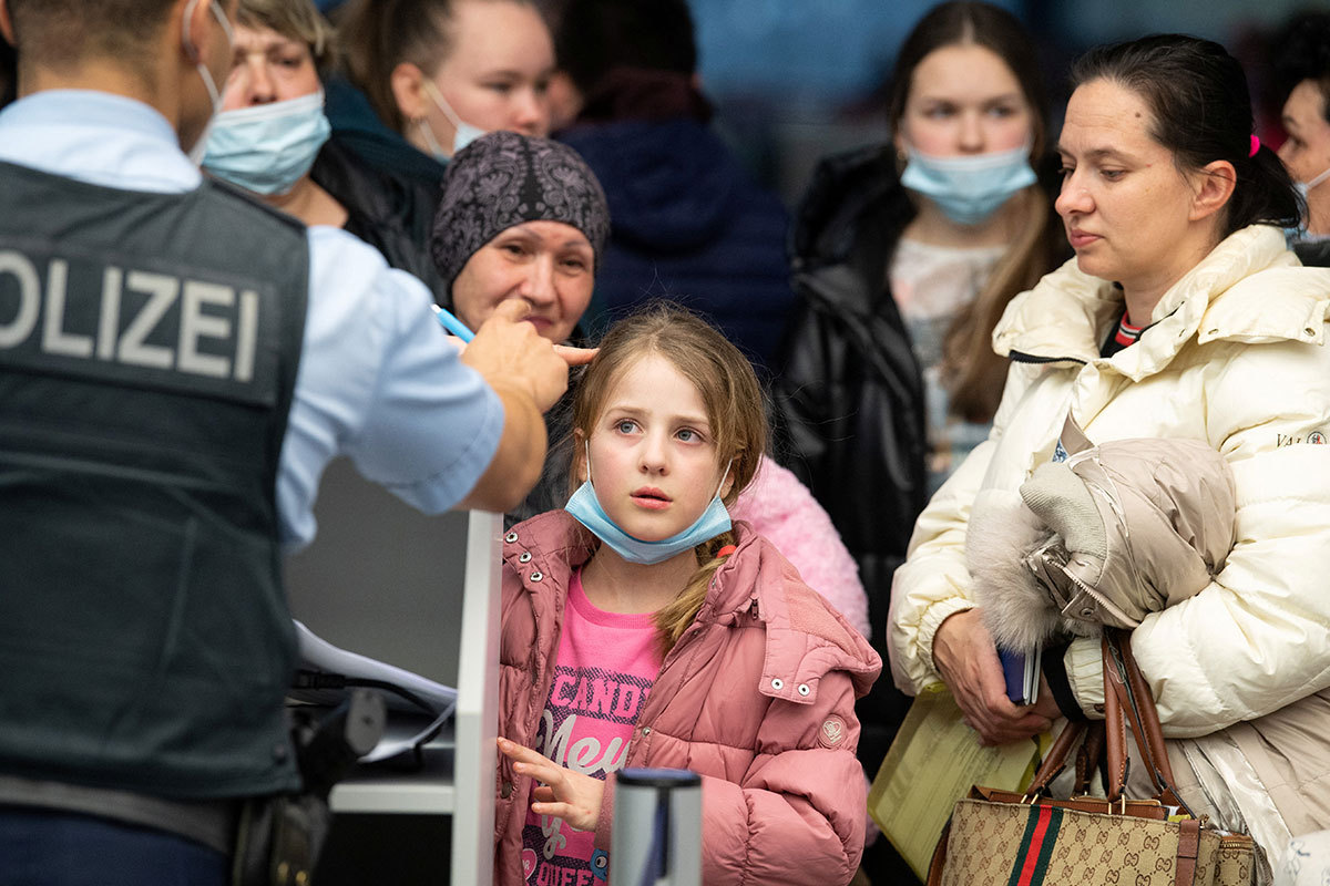 В Евросоюзе массово отбирают детей у беженок с Украины украина