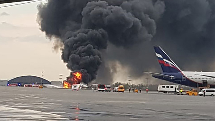 «Самолёт горит в молнии»: Что удивило экспертов в переговорах экипажа Superjet 100 и диспетчеров «Самолёт горит в молнии»: Что удивило экспертов в переговорах экипажа Superjet 100 и диспетчеров россия
