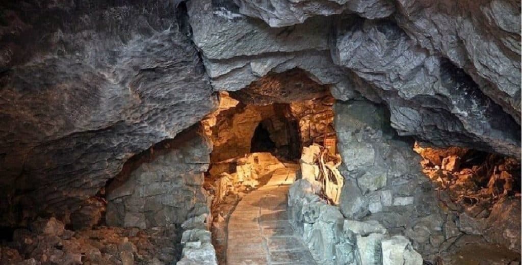 Вход в Кунгурскую пещеру