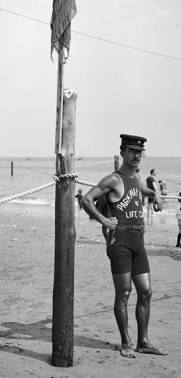 Спасатель на побережье 1920е годы