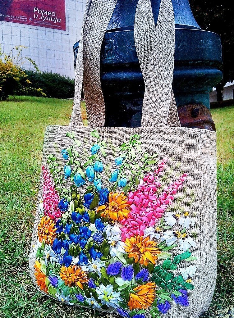 Вышивка лентами вновь входят в моду Вышивка лентами вновь входят в моду