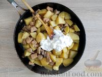 Фото приготовления рецепта: Тушёная картошка с мясом, грибами и сметаной - шаг №13