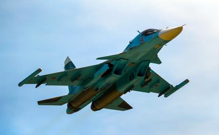 На фото: истребитель-бомбардировщик Су-34